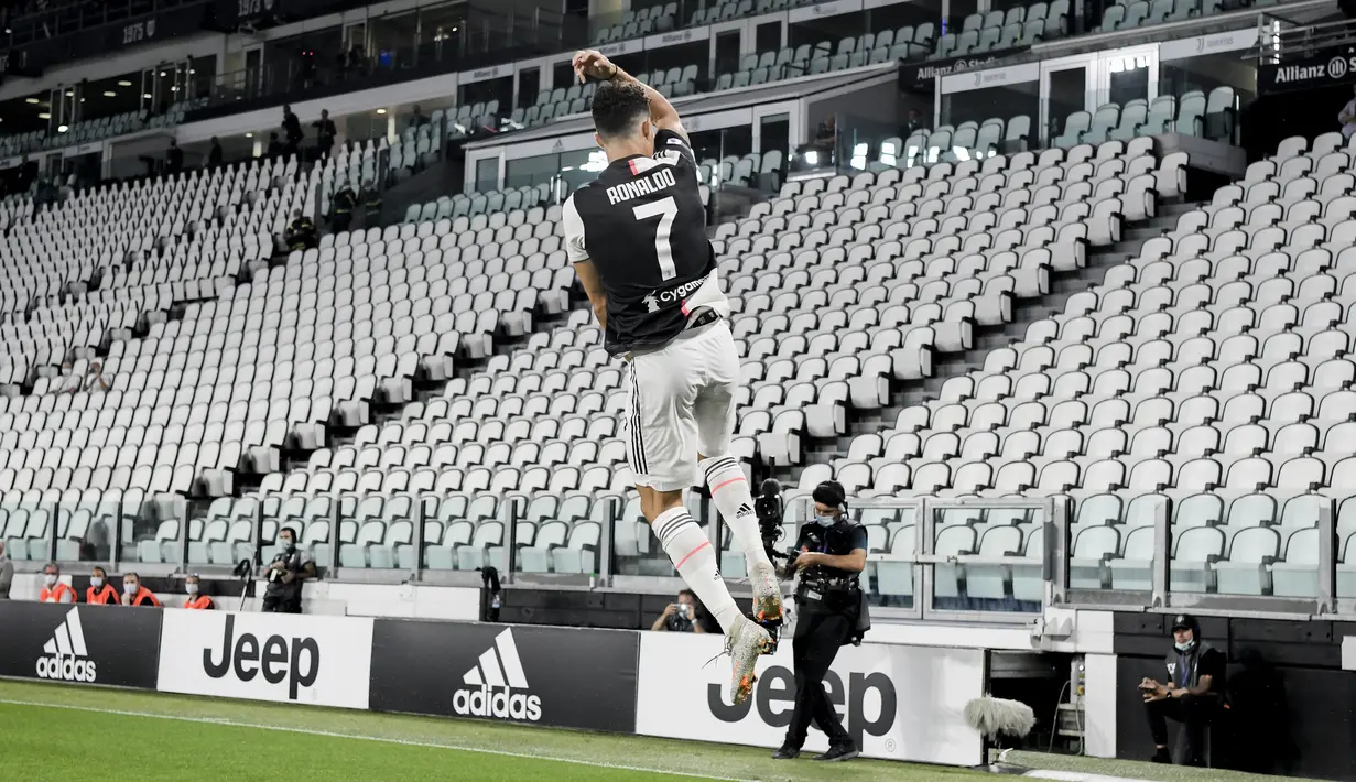 Pemain Juventus Cristiano Ronaldo melakukan selebrasi usai mencetak gol ke gawang Lazio pada pertandingan Serie A di Allianz Stadium, Turin, Italia, Senin (20/7/2020). Dua gol Ronaldo membawa Juventus menang 2-1. (Marco Alpozzi/LaPresse via AP)