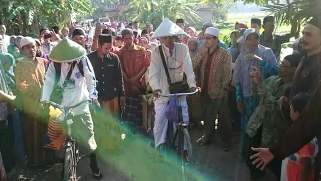Keluarga dan Tetangga di Kebumen melepas keberangkatan dua pria setengah baya yang berangkat haji bersepeda ontel. (Foto: Liputan6.com/Facebook/Muhamad Ridlo)