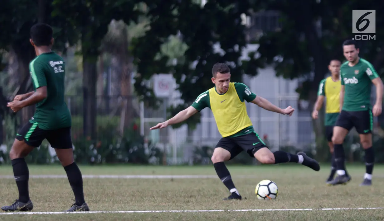 Pemain Timnas Indonesia U-23, Egy Maulana bersiap mengirim umpan saat mengikuti latihan di Stadion Madya, Jakarta, Kamis (14/3). Latihan ini merupakan persiapan jelang Kualifikasi Piala AFC U-23. (Bola.com/Vitalis Yogi Trisna)