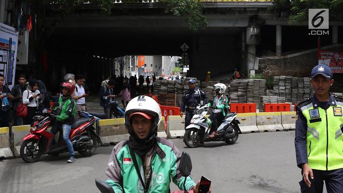 Underpass Sudirman yang ditutup saat perbaikan jalan dan pedestrian di Jalan Kendal, Jakarta, Selasa (5/2). Underpass tersebut ditutup untuk dijadikan pedestrian penunjang Transit Oriented Development (TOD) Dukuh Atas. (Liputan6.com/Immanuel Antonius)