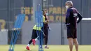 Pelatih Barcelona, Quique Setien, memperhatikan pemainnya saat sesi latihan di Ciutat Esportiva Joan Gamper, Sant Joan Despi, Jumat (8/5/2020) waktu setempat. Barcelona kembali menjalani latihan usai seluruh pemain tim utama dinyatakan negatif COVID-19. (AFP/Miguel Ruiz)