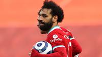 Mohamed Salah. Striker berusia 29 tahun ini musim lalu mengemas 22 gol bagi Liverpool, hanya berselisih 1 gol dengan Harry Kane sebagai top skor musim lalu. Golnya yang konsisten selama 4 musim, membuat ia berpeluang besar dapat bersaing memperebutkan golden boot. (Foto: AFP/Pool/Clive Brunskill)