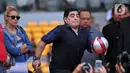 Legenda sepak bola Argentina Diego Maradona (tengah) menendang bola untuk penggemarnya saat datang ke Stadion Gelora Bung Karno (GBK), Senayan, Jakarta, Sabtu (29/6/2013). Maradona dirawat di rumah sakit sejak awal November, beberapa hari usai ulang tahunnya. (Liputan6.com/Helmi Fithriansyah)