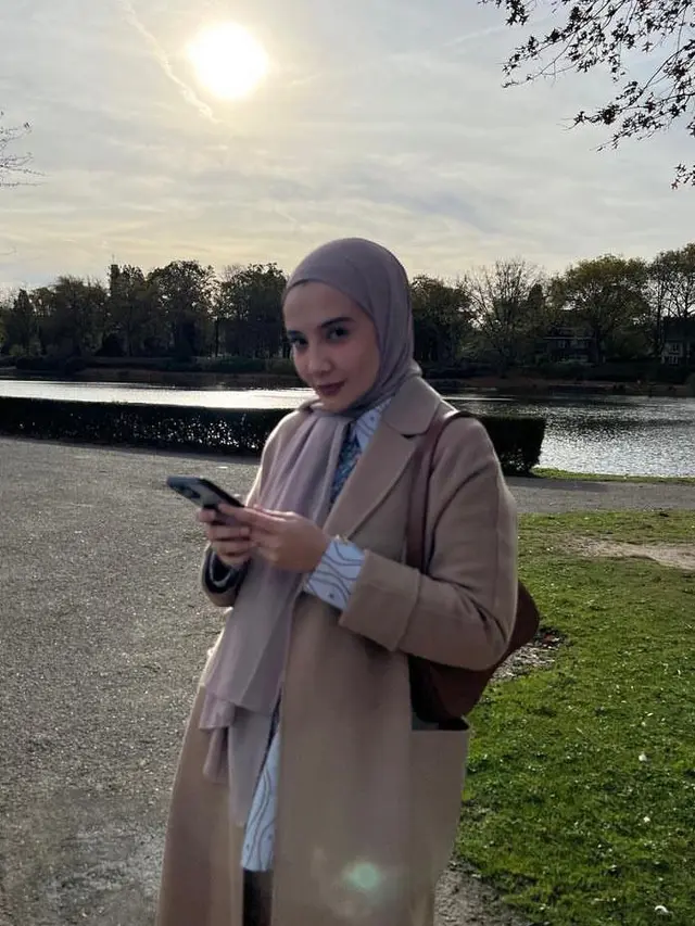 8 Gaya Hijab Zaskia Sungkar Liburan di Eropa Sambil Momong Ukkasya, Curi Perhatian