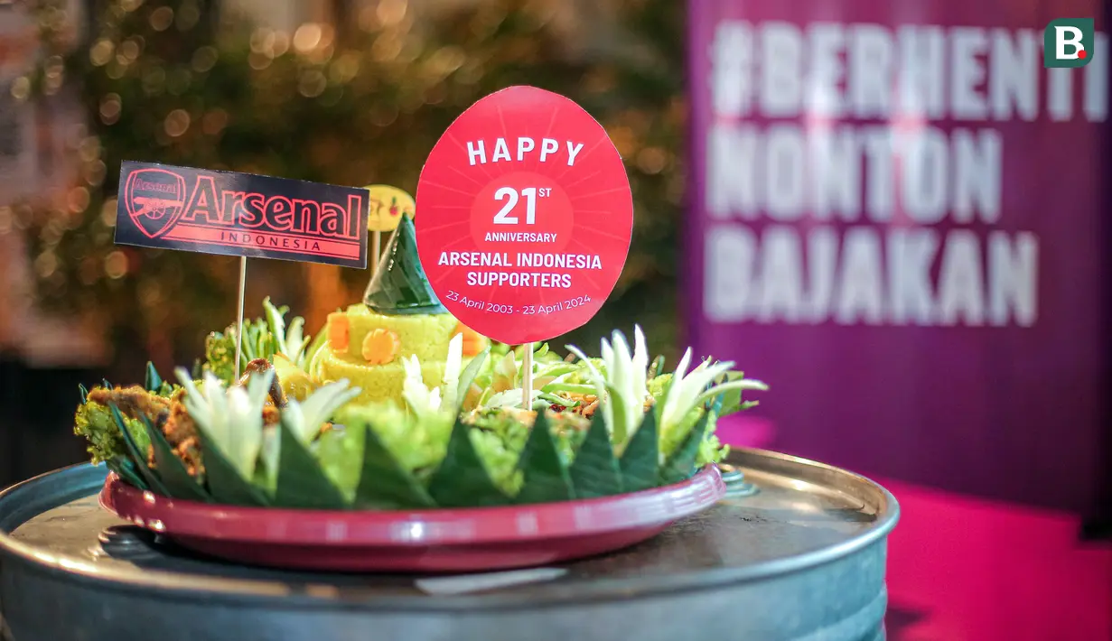 Nasi tumpeng untuk perayaan ulang tahun yang ke-21 Arsenal Indonesia Supporters (AIS) saat Roaring Night Liga Inggris antara Arsenal Vs Tottenham Hotspur di The Ground at Nipah, Jakarta Selatan, Minggu (28/04/2024). (Bola.com/Bagaskara Lazuardi)