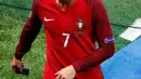Wajah kecewa Cristiano Ronaldo usai pertandingan melawan Islandia di Grup F Euro 2016 di Stade Geoffroy-Guichard, Prancis, Selasa (14/6). Islandia berhasil tahan imbang Portugal 1-1. (REUTERS/Jason Cairnduff)