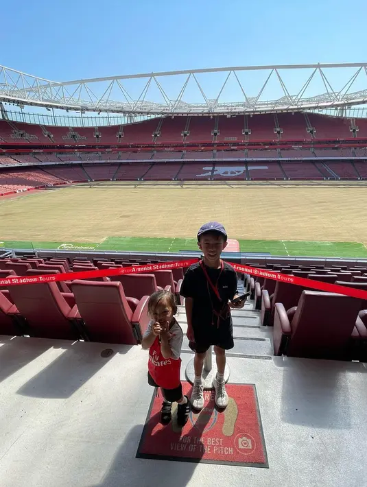 Dua anak pesepak bola itu tampak senang bisa masuk dan berfoto di dalam Emirates Stadium. [Instagram/ibachdim]