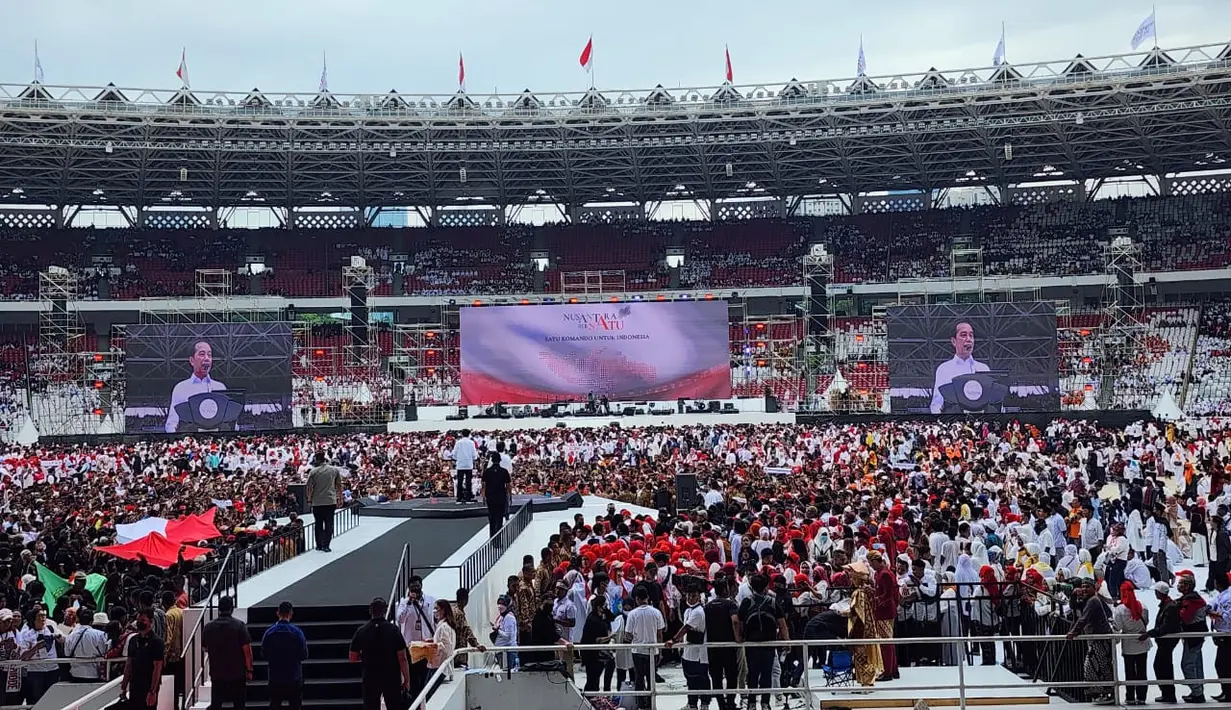 Presiden Joko Widodo memberikan pidato saat berhimpun di dalam satu gerakan yang dinamai Gerakan Nusantara Bersatu di Stadion Utama Gelora Bung Karno, Jakarta, Sabtu (26/11/2022). Nusantara Bersatu adalah perlehatan akbar untuk bisa tatap muka, temu kangen dan silaturahim seluruh elemen relawan bersama dengan Presiden Joko Widodo. (Foto Dok Pertiwi Indonesia)