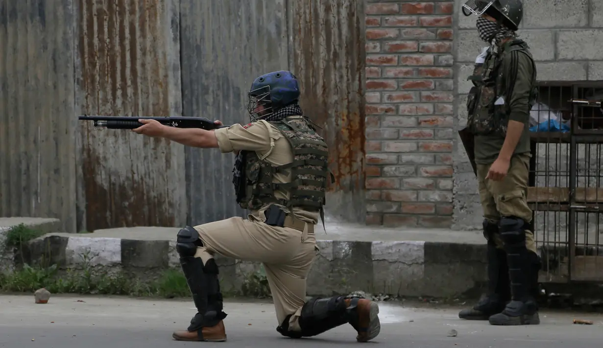 Tentara menembakan senjatanya untuk membubarkan ratusan pengunjuk rasa usai salat Idul Fitri di Srinagar, India (26/6). (AP Photo / Mukhtar Khan)