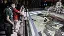 Pengunjung mengamati koleksi biota laut di Jakarta Aquarium & Safari (JAQS), Neo Soho Mall, Jakarta, Rabu (21/4/2021). JAQS sekaligus mengedukasi anak-anak tentang ekosistem biota laut dan air tawar. (merdeka.com/Iqbal S. Nugroho)