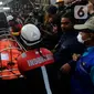 Petugas mengevakuasi jasad yang ditemukan pasca-kebakaran hebat Depo Pertamina Plumpang, Koja, Jakarta Utara, Sabtu (4/3/2023) pagi. Api baru berhasil dipadamkan sekitar pukul 00.00 WIB, Sabtu (4/3) dini hari tadi. (merdeka.com/Arie Basuki)