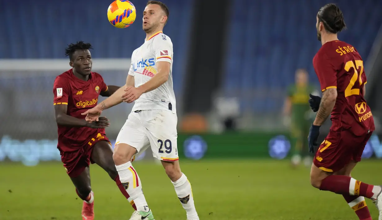 Gelandang Lecce, Alexis Blin berusaha mengontrol bola saat bertanding melawan AS Roma pada pertandingan 16 besar Coppa Italia di stadion Olimpiade Roma, Jumat (21/1/2022). AS Roma menang atas Lecce 3-1. (AP Photo/Alessandra Tarantino)