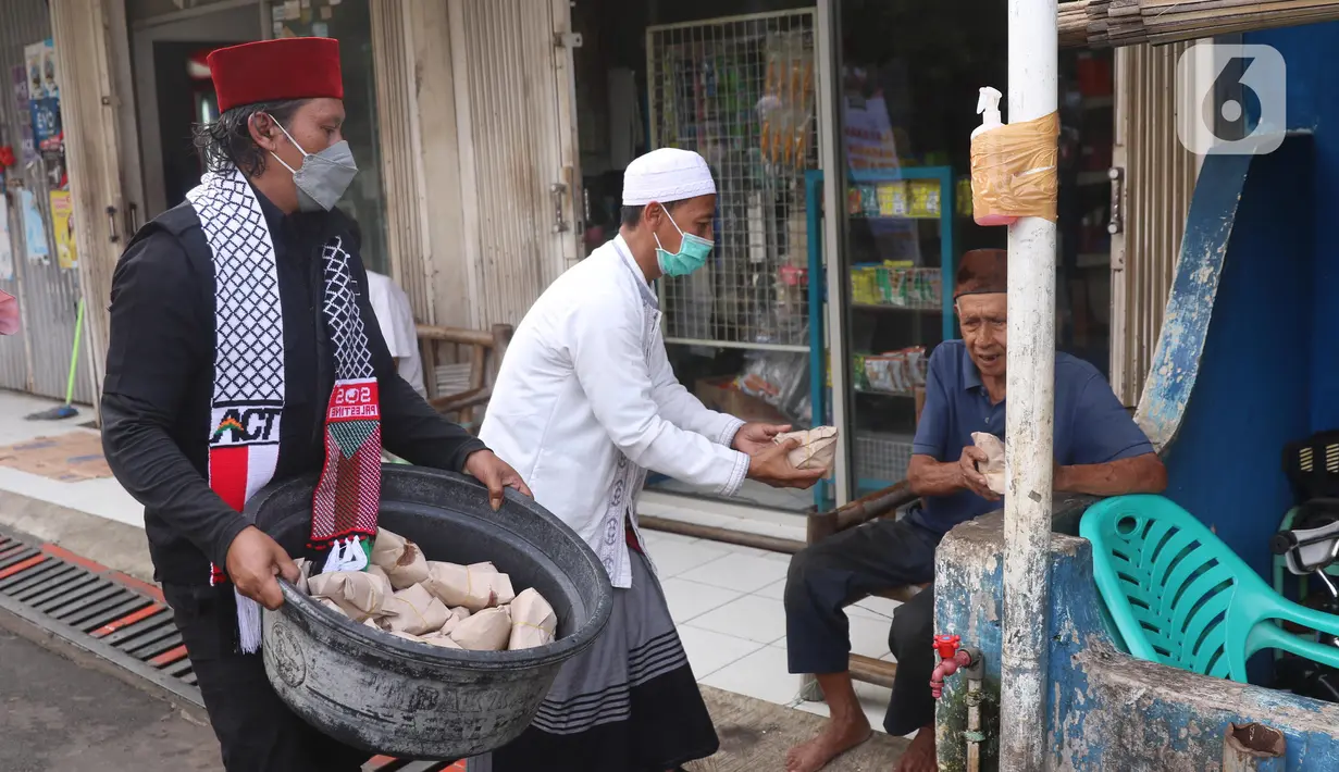 Sejumlah warga tengah membagikan nasi bungkus kepada warga yang terdampak Covid-19 di di RW 03, Kelurahan Gandasari, Kecamatan Jatiuwung, Kota Tangerang, Jumat (11/6/2021).  (Liputan6.com/Angga Yuniar)