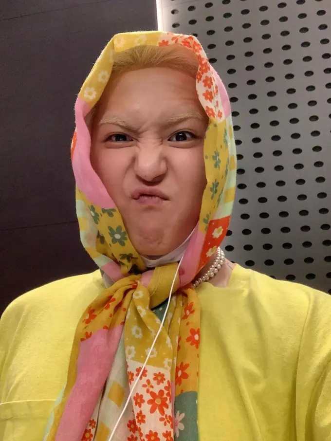 Mino Member Kpop Winner Kenakan Pashmina dari Brand Indonesia