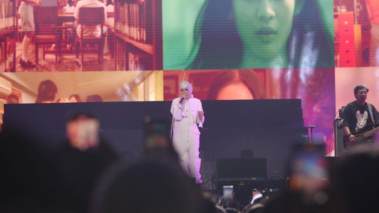 Lagu yang dibawakan oleh Melly Goeslaw tersebut telah membuat para penonton terbawa dalam emosi ingatan masa lalu yang manis.