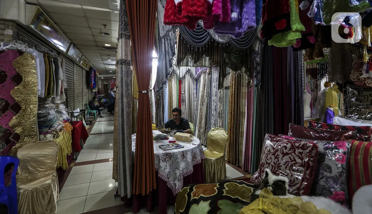 Suasana pusat penjualan pakaian dan tekstil di Pasar Tanah Abang Blok B, Jakarta, Selasa (19/1/2021). Produksi pakaian diprediksi akan membaik pada posisi 3,75 persen pada tahun ini. (Liputan6.com/Johan Tallo)