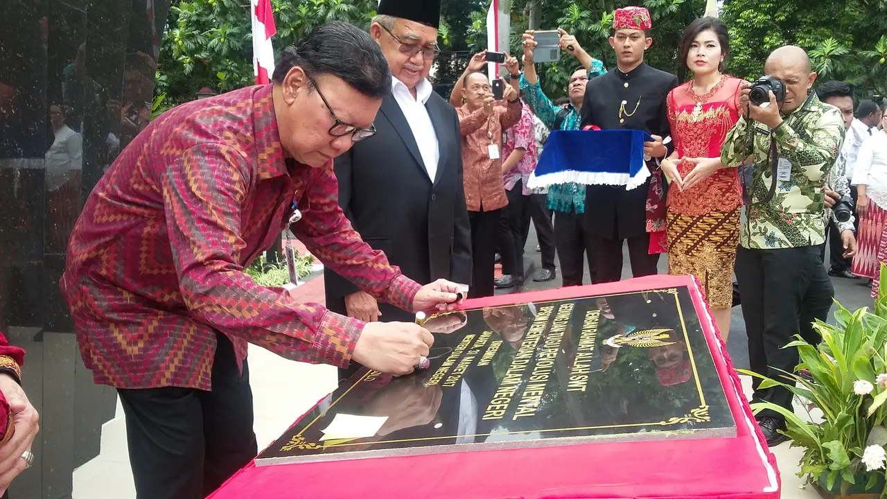  Menteri Dalam Negeri Tjahjo Kumolo meresmikan Gedung Revolusi Mental Center di Badan Pengembamgan Sumber Daya Manusia (BPSDM)