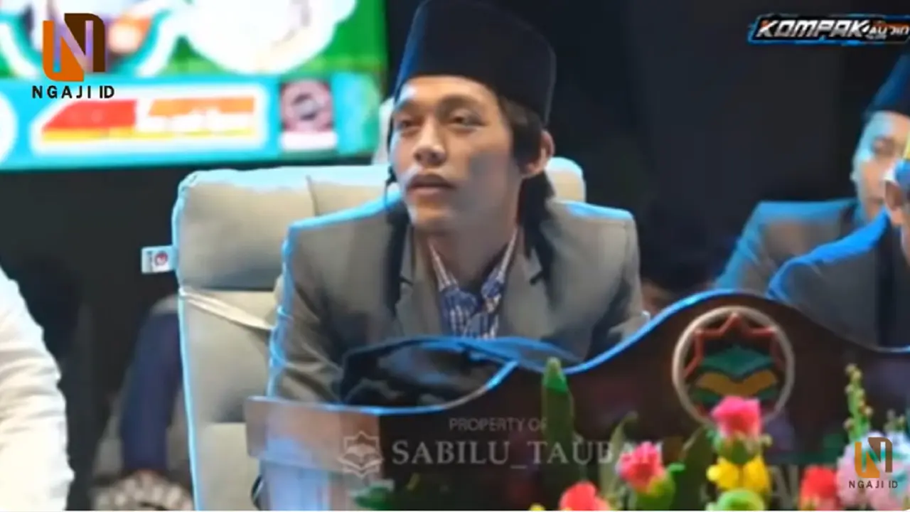 Gus Iqdam sedang bercakap-cakap dengan Mbah Zaenuri (Tangkap Layar YouTube NgajiID / Khazim Mahrur)