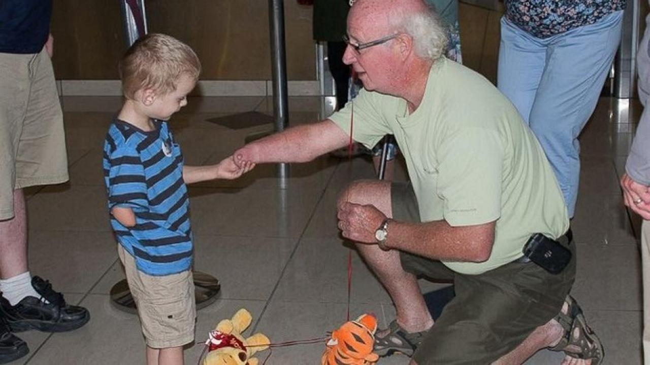 Pertemuan antara seorang kakek dan cucu adopsi yang memiliki kesamaan kondisi fisik, yaitu cacat tangan kanan