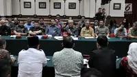 Ketua Pengadilan Tinggi DKI Jakarta Daming Sunusi didampingi pimpinan Pengadilan Tinggi DKI Jakarta saat mengklarifikasi pertanyaan Fadli Zon di Kantor Pengadilan Tinggi DKI Jakarta, Senin (4/2). (Merdeka.com/Iqbal Nugroho)