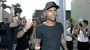 Gelandang Bayern Munchen, Douglas Costa, menjalani tes medis bersama Juventus di Juventus Medical Center, Turin, Rabu (12/7/2017). (AFP/Massimo Pinca)