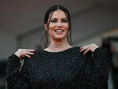 Adriana Lima berpose saat karpet merah film "The Killer" yang dipersembahkan dalam kompetisi Festival Film Venesia ke-80 di Venice Lido, Minggu (3/9/2023). (Photo by Tiziana FABI / AFP)