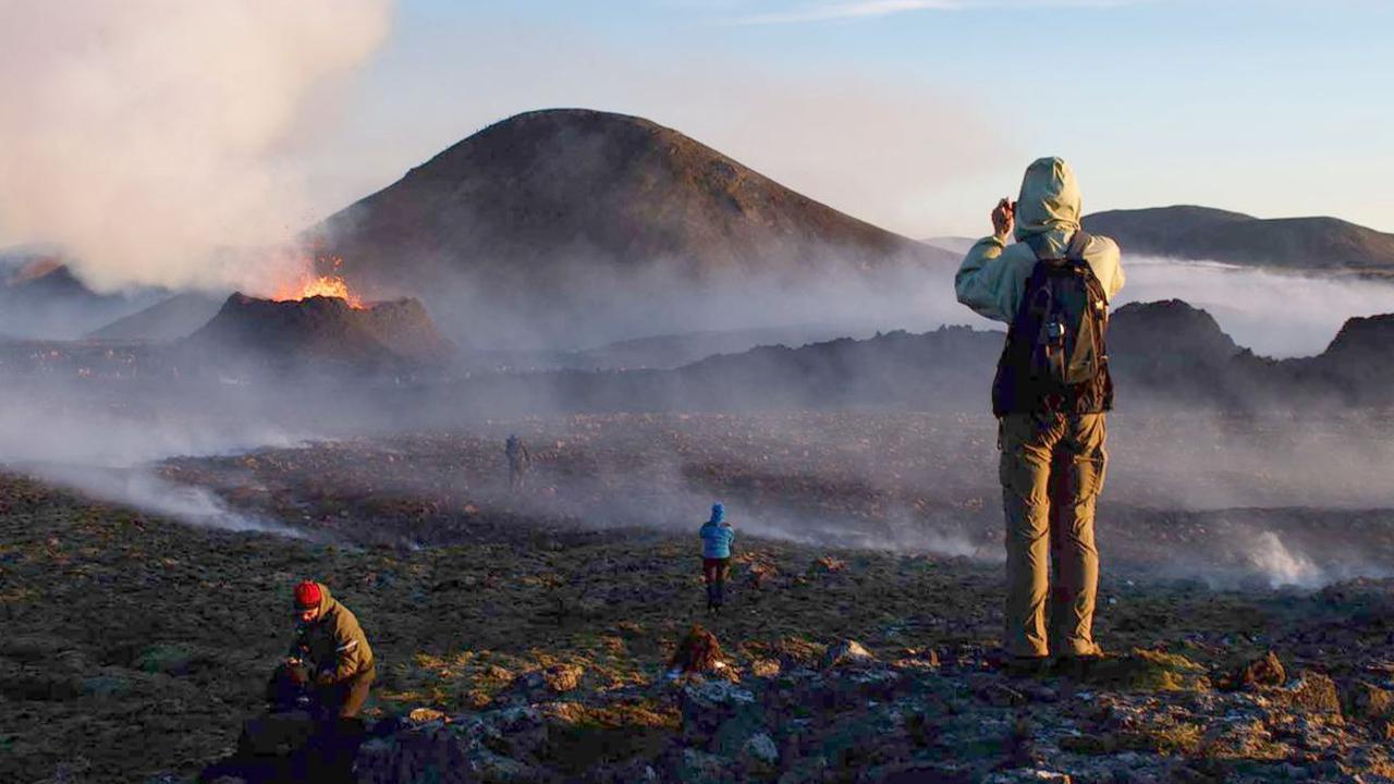 Tak mudah untuk mencapai titik terdekat dengan kawah gunung tersebut. Para wisatawan harus berjalan kaki menanjak sejauh 9 kilometer dari tempat parkir terdekat.