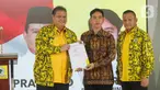 Ketua Umum Partai Golkar Airlangga Hartarto (kiri) didampingi Sekjen Lodewijk Freidrich Paulus (kanan) menyerahkan surat keputusan Rapimnas ke-2 Partai Golkar kepada Wali Kota Solo Gibran Rakabuming Raka di Kantor DPP Partai Golkar, Jakarta, Sabtu (21/10/2023). (Liputan6.com/Angga Yuniar)
