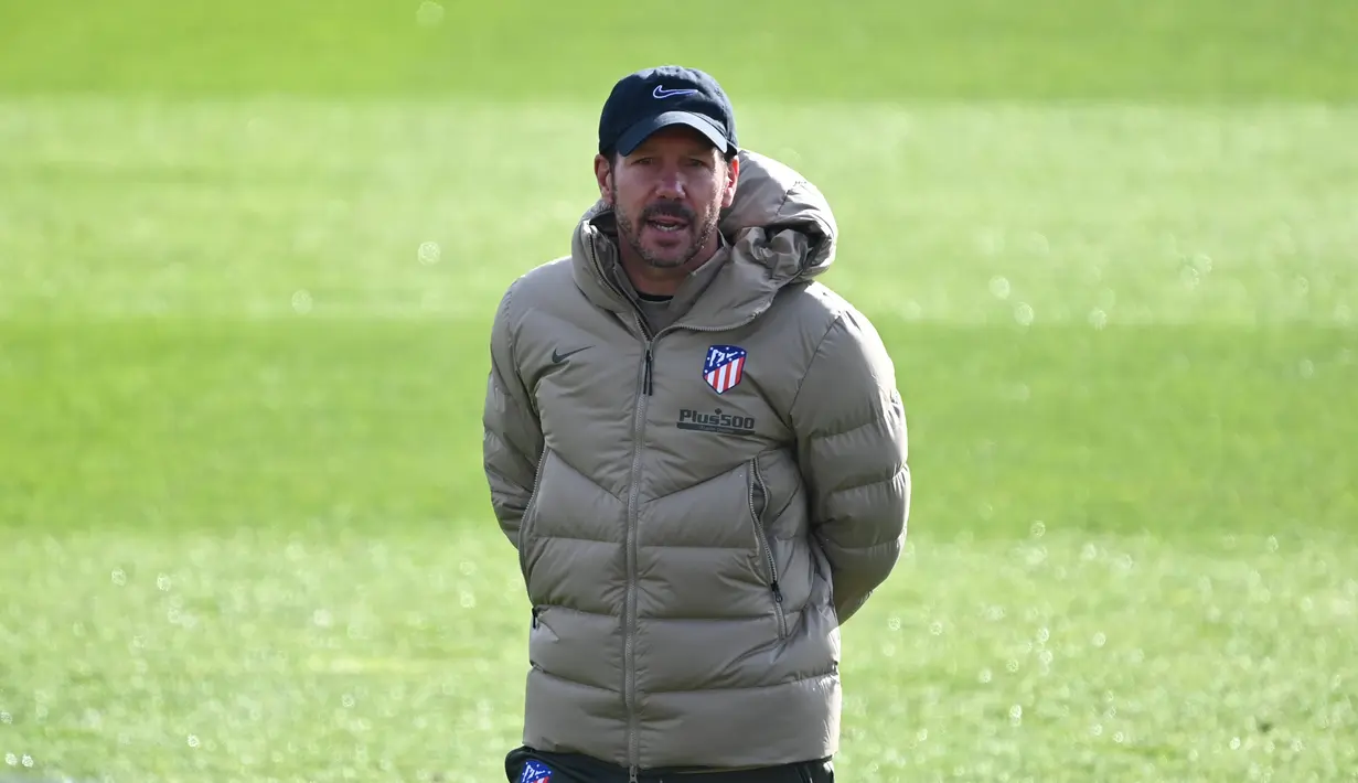 Pelatih Atletico Madrid, Diego Simeone menyaksikan pemainnya berlatih di tempat latihan klub di Majadahonda dekat Madrid (24/11/2020). Atletico Madrid akan bertanding melawan Lokomotiv Moscow pada Grup A Liga Champions di Estadio Wanda Metropolitano. (AFP/Gabriel Bouys)