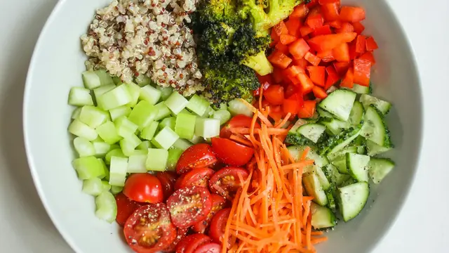 Terdapat Bahan-Bahan Tertentu untuk Membuat Quinoa Veggie Bowl dengan Lemon Dressing