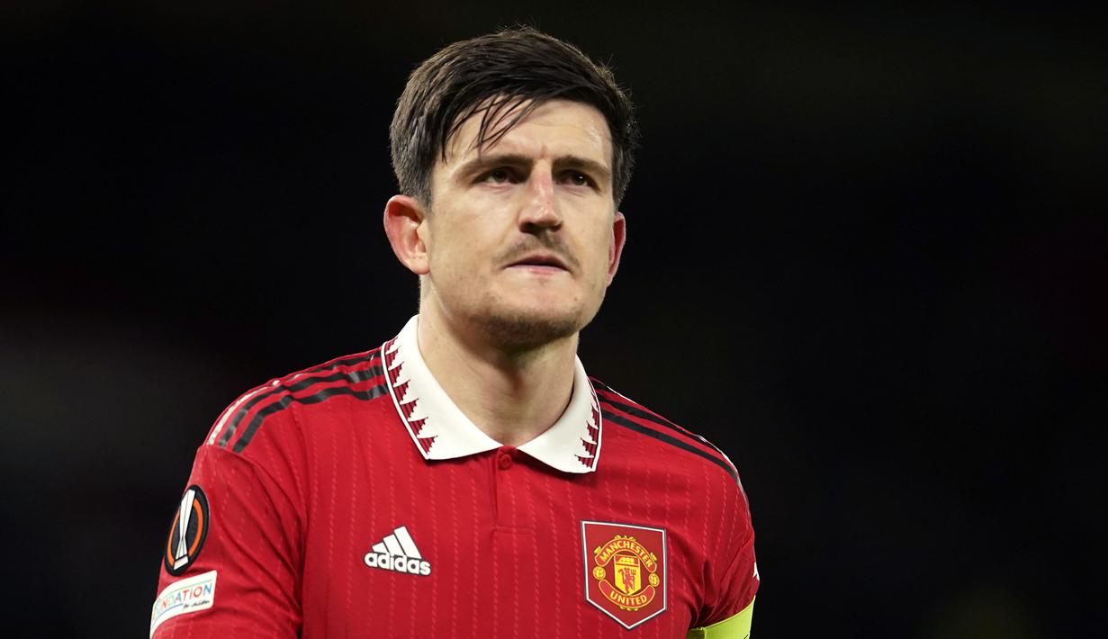 <p>Reaksi kecewa pemain Manchester United, Harry Maguire setelah laga leg pertama perempat final Liga Europa 2022/2023 melawan Sevilla di Old Trafford, Manchester, Jumat (14/04/2023) dini hari WIB. Laga berakhir dengan skor 2-2. (AP Photo/Dave Thompson)</p>
