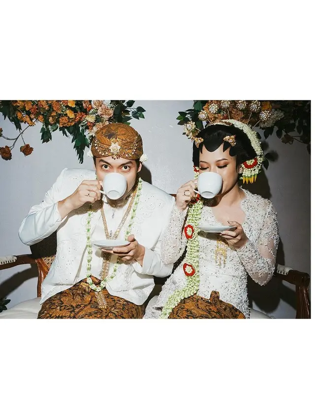 Gaya Terbaru Pernikahan Hanggini dan Luthfi Aulia dalam Balutan Adat Jawa, Tetap Jadi Pasangan Manis dan Menggemaskan dalam Potret Jadul