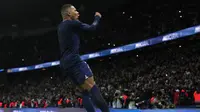 Penyerang Paris Saint-Germain (PSG), Kylian Mbappe, merayakan gol yang dicetaknya dalam laga kontra Srasbourg di Parc des Princes pada lanjutan Liga Prancis di Parc des Princes, Kamis (29/12/2022) dini hari WIB. (AP Photo/Thibault Camus)