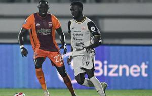 Bek Borneo FC Samarinda, Christophe Nduwarugira mencoba merebut bola dari penguasaan winger Persija Jakarta, Allano dalam laga pekan ketujuh BRI Super League 2025/2026 di Stadion Segiri, Samarinda, Minggu (28/9/2025). (Dok. Persija)