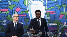 Juara Liga Champions 2012 bersama Chelsea, John Obi Mikel (kanan) didampingi Deputi Sekretaris Jenderal UEFA Giorgio Marchetti melakukan pengundian babak perempat final dan semifinal turnamen sepak bola Liga Champions 2023-2024 di House of European Football, Nyon, pada 15 Maret 2024. (Fabrice COFFRINI/AFP)
