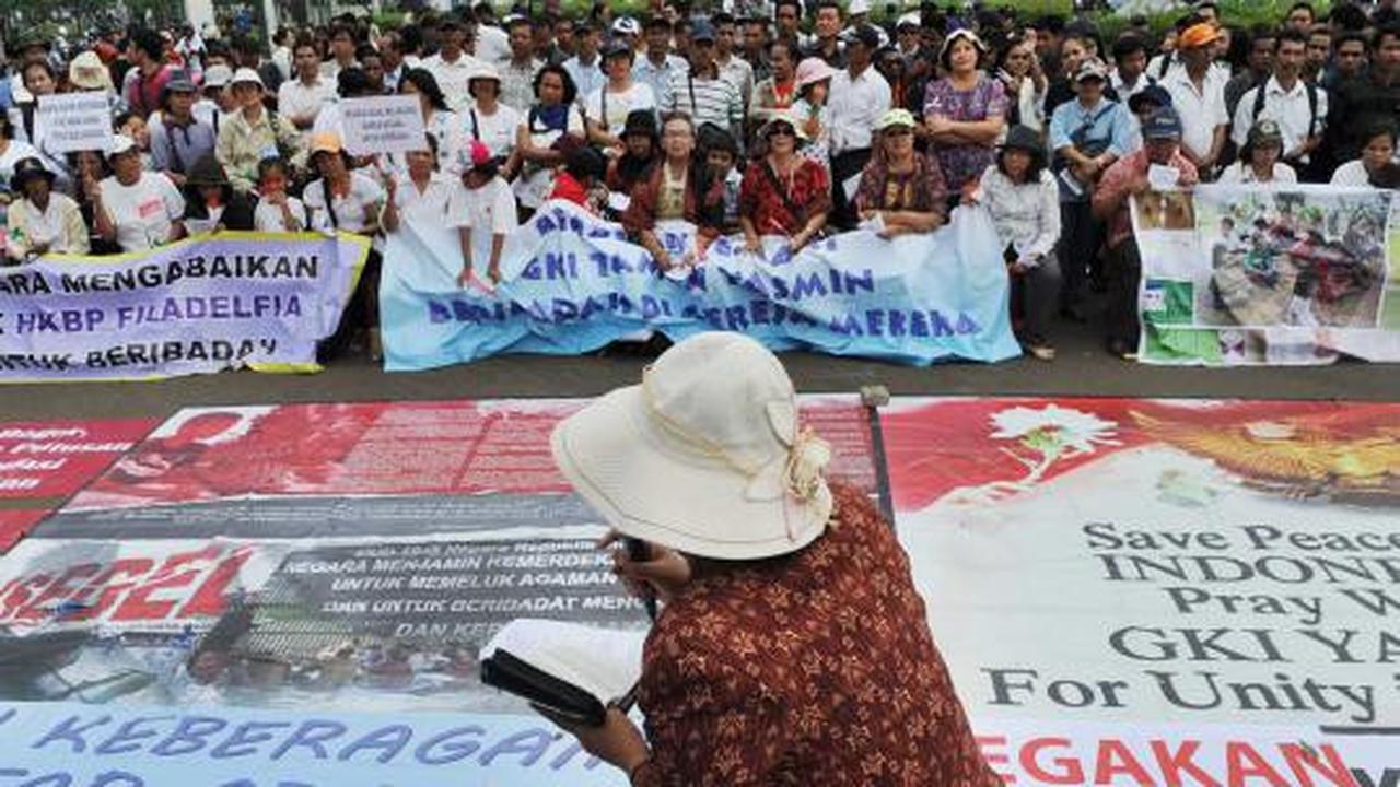 Ratusan jemaat HKBP dan GKI Yasmin ibadah di depan Istana