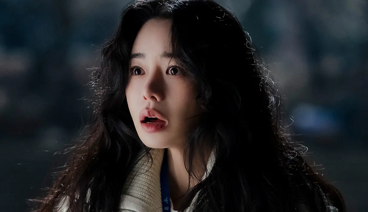 <p>Sementara itu, Joo Hyun tampaknya sangat terkejut dengan sesuatu yang dia lihat tepat di depannya. Still cut ini membangkitkan rasa penasaran penonton. Drama ini tayang pada 10 Agustus 2023. (Foto: SBS via Soompi)</p>