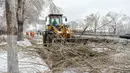 Para petugas kebersihan menyingkirkan tumpukan dahan pohon yang patah dari jalanan perkotaan di Changchun, Provinsi Jilin, China timur laut, pada 19 November 2020. Hujan lebat dan salju yang jarang terjadi disertai angin kencang melanda Changchun pada 18 dan 19 November. (Xinhua/Zhang Nan)