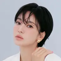 Song Hye Kyo kembali mencuri perhatian dengan pesona memikat di beberapa foto B-Cut. Meski fotonya B-Cut, tidak menutupi paras cantik aktris 44 tahun itu. [@kyo1122]