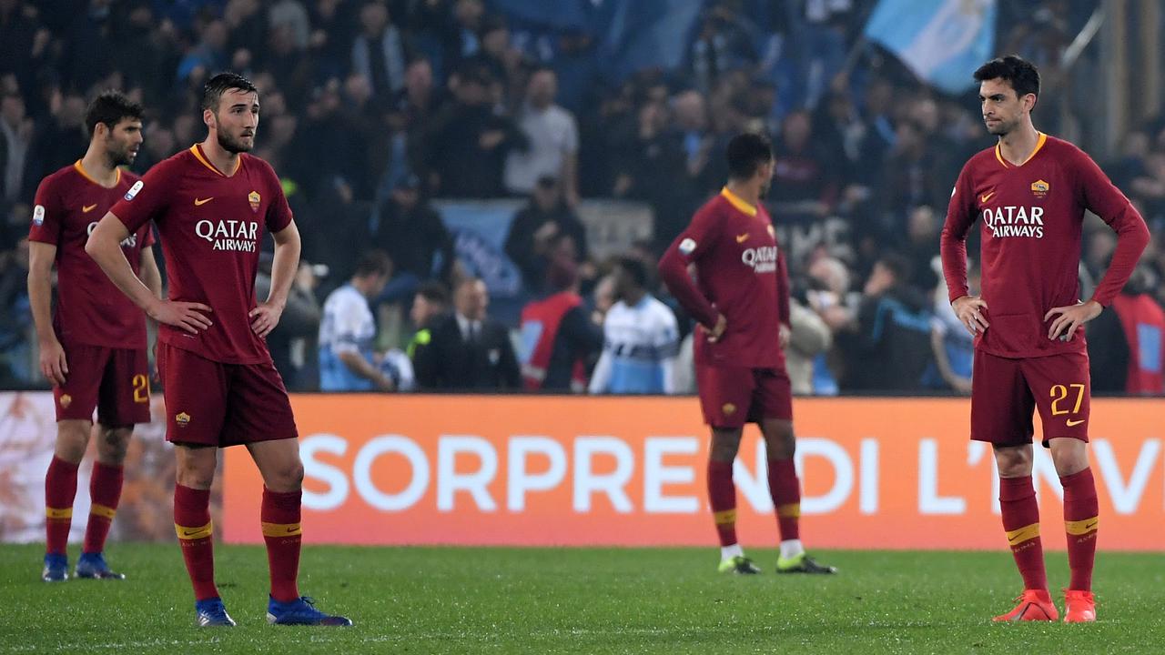AS Roma kalah 0-3 dari Lazio di laga Derby della Capitale Serie A, Sabtu (2/3). (AFP/Tiziana FABI)
