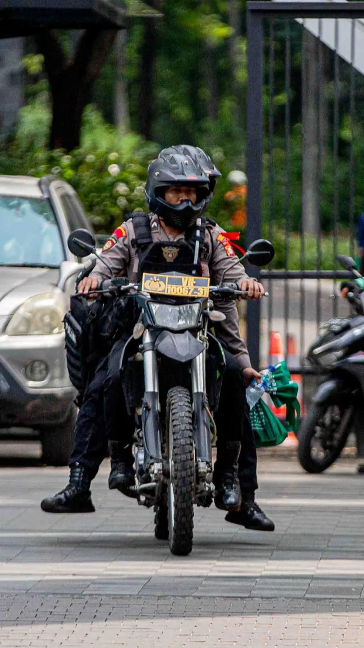 Dengan mengendarai motor trail anggota polisi itu meluncur ke lokasi untuk pengamanan.