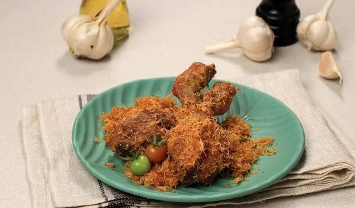 Mengutip Wikipedia, serundeng merupakan makanan khas Indonesia yang sering digunakan sebagai lauk-pauk nasi. Serundeng terbuat dari parutan kelapa dan bumbu-bumbu seperti bawang bombay, cabai, bawang putih, bawang merah, ketumbar, kunyit, gula, asam jawa,