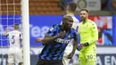 Striker Inter Milan, Romelu Lukaku, melakukan selebrasi usai mencetak gol ke gawang Fiorentina pada laga Seria A di Stadion Giuseppe Meazza, Minggu (27/9/2020). Inter Milan menang dengan skor 4-3. (AP/Luca Bruno)