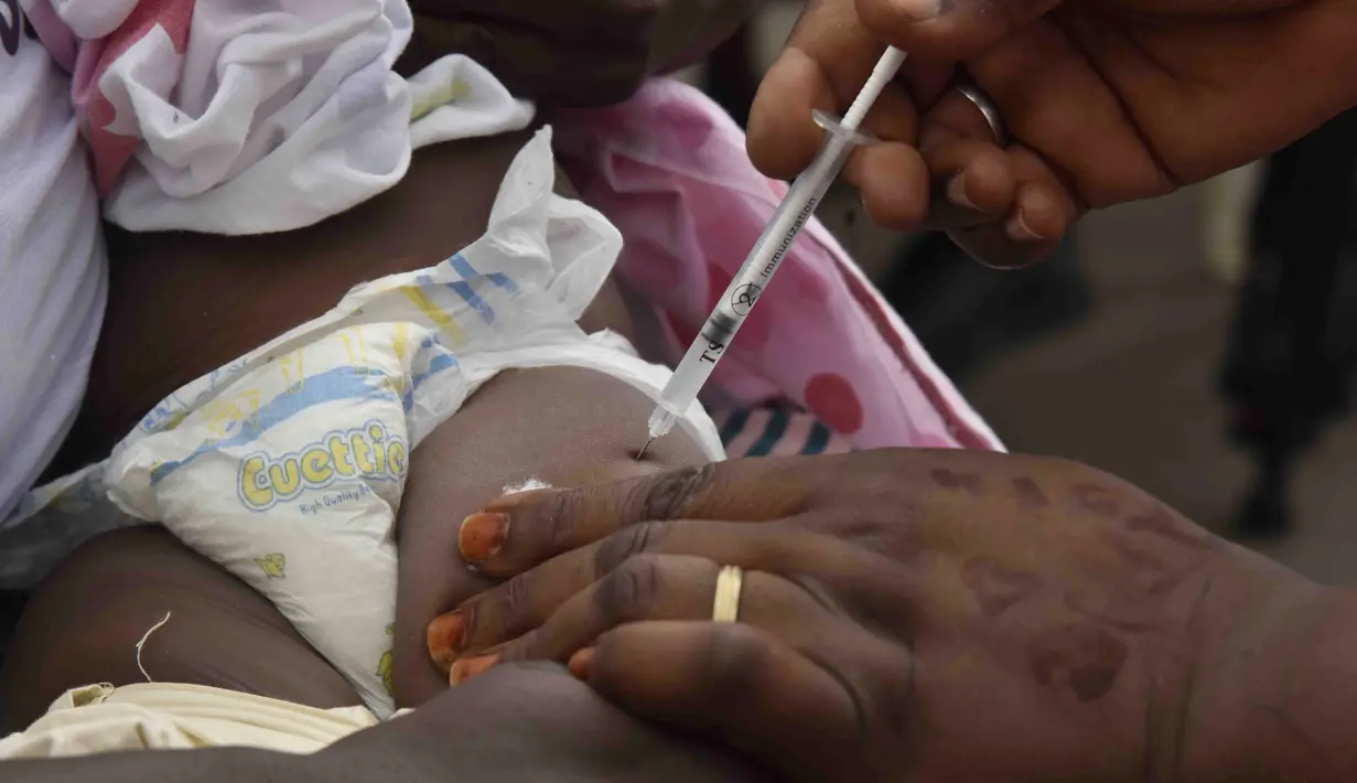 Pantai Gading telah menerima total 656.600 dosis vaksin Oxford dan Serum, yang pada awalnya akan memvaksinasi 250.000 anak berusia antara 0 dan 23 bulan di seluruh negara Afrika Barat. (AP Photo/Diomande Ble Blonde)