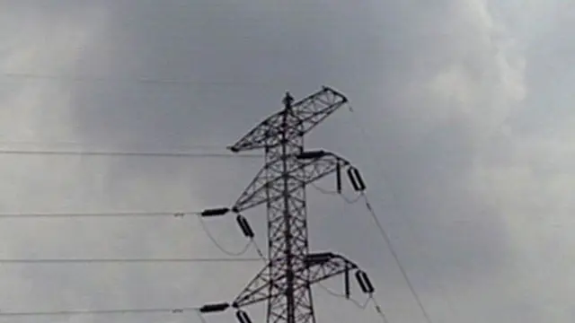 Pria 'Pocong' Ancam Bunuh Diri di Tower Seberang JCC