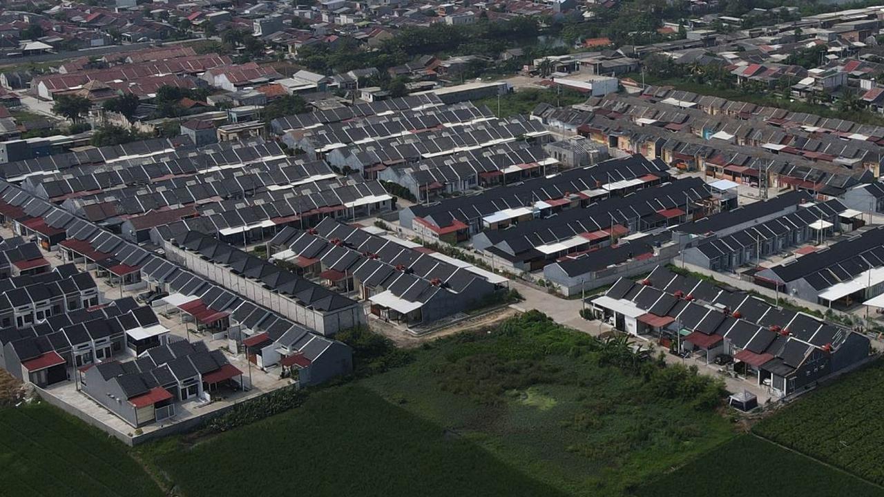 Pantauna udara memperlihatkan perumahan di Kedung Jaya, Bekasi, Jawa Barat, Kamis (30/5/2024). Presiden Joko Widodo atau Jokowi resmi meneken Peraturan Pemerintah (PP) Nomor 21 Tahun 2024 tentang Perubahan Atas Peraturan Pemerintah Nomor 25 Tahun 2020 ten
