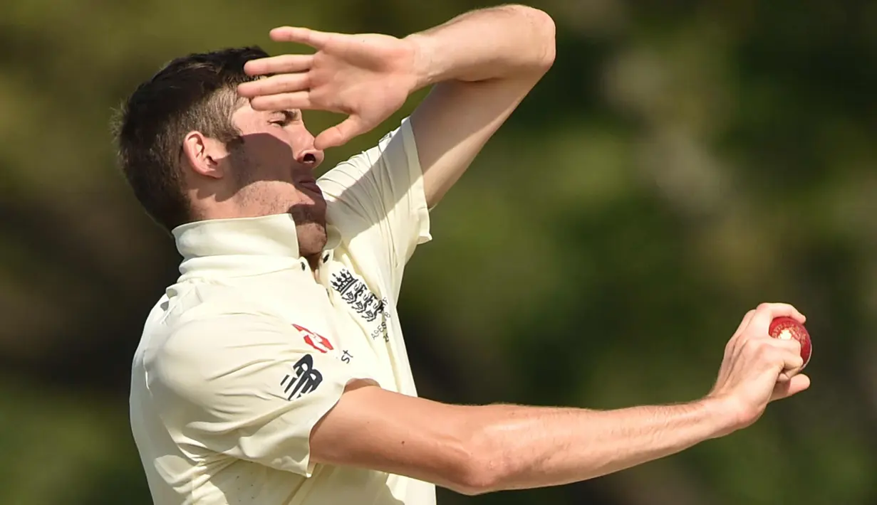 Pemain Inggris Craig Overton bersiap melempar bola saat bertanding melawan Cricket Australia XI pada hari ketiga pertandingan tur empat hari Ashes di Stadion Tony Ireland di Townsville (17/11). (AFP Photo/Peter Parks)