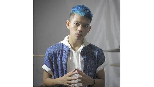 Tegar Septian dari waktu ke waktu kerap mengubah gaya rambutnya. Ini poternya saat tampil dengan rambut berwarna biru.