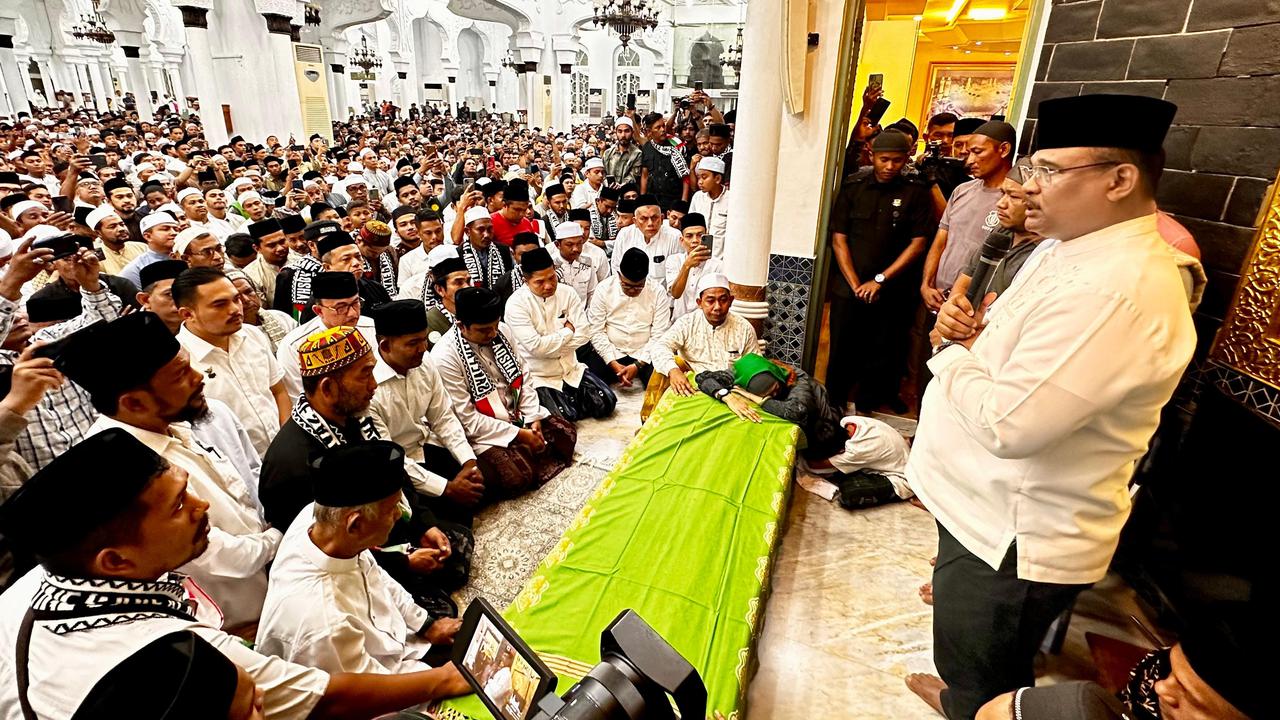 Potret Ribuan Masyarakat Salatkan Jenazah Bacawagub Tu Sop di Masjid Raya Baiturrahman Aceh
