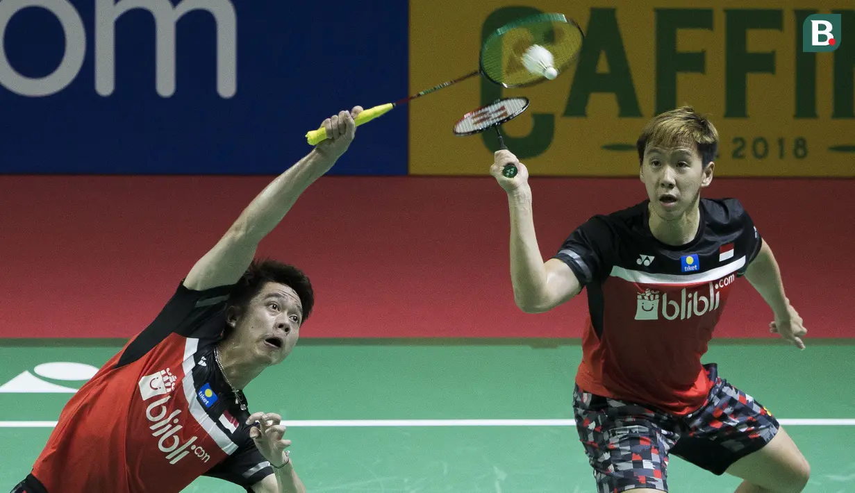 Aksi pasangan ganda putera Indonesia, Kevin Sanjaya / Marcus Fernaldi Gideon pada semifinal Indonesia Open 2019 di Istora Senayan, Jakarta, Sabtu (19/7/2019).

(Bola.com/Peksi Cahyo)